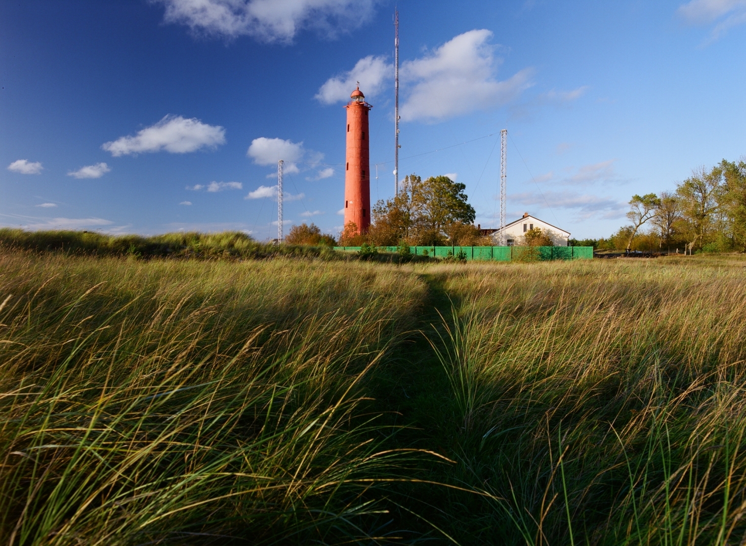 Pļava, tālumā Akmeņraga bāka